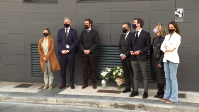 El presidente del Partido Popular, Pablo Casado, homenajeando a Giménez Abad.
