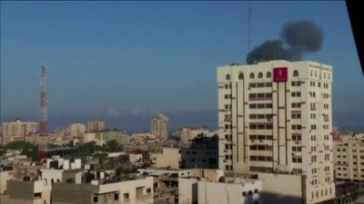 Una bomba israelí cae hoy sábado sobre Gaza.