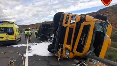 El vehículo ha caído en la cuneta por el lado del conductor (Foto: Diputación de Zaragoza)