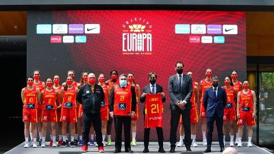 Cristina Ouviña, tercera por la derecha, en la presentación de la selección española.