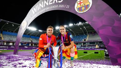 Mapi León, a la derecha, posa con el trofeo de la Champions League femenina con una bandera de Aragón a la cintura.