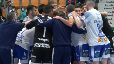 Los jugadores de Fútbol Emotion Zaragoza celebran la victoria al final del partido.