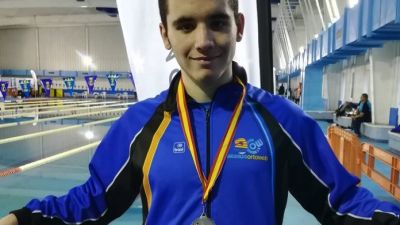 Adrián Longarón posa con una medalla lograda.