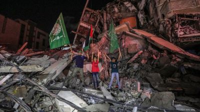 Jóvenes palestinos celebran el alto el fuego entre Israel y Gaza