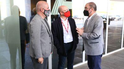 Manuel Pina, en el centro, y Unai Sordo, a la izquierda, dialogan con Javier Lambán