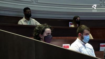 Varios estudiantes atienden durante el encuentro con Pablo Hernández y Rodrigo Buenaventura