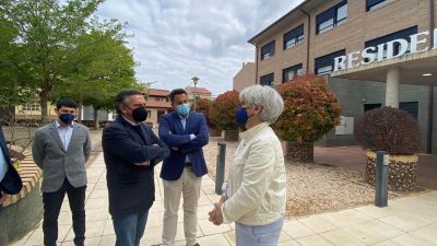 Luis María Beamonte visita la Residencia de Monreal del Campo