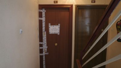 Entrada del domicilio donde un hombre ha asesinado a su pareja, en el barrio zaragozano de Las Fuentes, a 23 de mayo de 2021, en Zaragoza, Aragón (España).