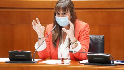 La consejera de Sanidad del Gobierno de Aragón, Sira Repollés, durante su comparecencia en comisión en el Parlamento autonómico.