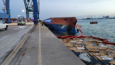 El buque 'Nazmiye Ana' volcado en el Puerto de Castellón.