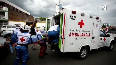 Sanitarios trasladan a un herido en las protestas.