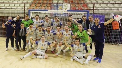 Los jugadores del Fútbol Emotion Zaragoza celebran su clasificación para el playoff.