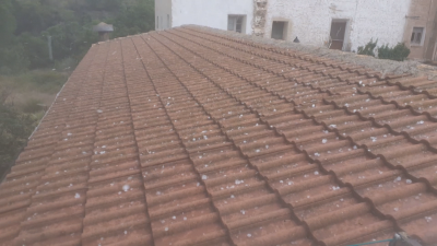 Granizo sobre un tejado en Trasobares.
