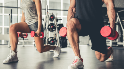 Dos personas hacen ejercicio en el gimnasio.