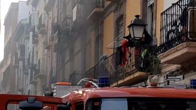 Actuación de los bomberos en el edificio siniestrado en la mañana de este sábado. (Foto: Plataforma Afectados El Gancho)