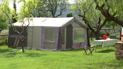 Parcela ocupada en el Camping de Loarre (Huesca).