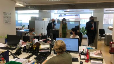 Pilar Alegría, durante su visita a la sede del SEPE en Zaragoza.