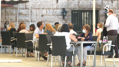 Personas tomando algo en una terraza.