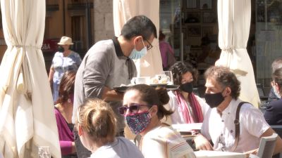 Un camarero atendiendo una mesa en la Plaza del Torico de Teruel.