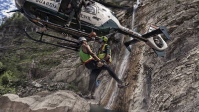 Agentes de la Guardia Civil duranta un rescate de montaña.