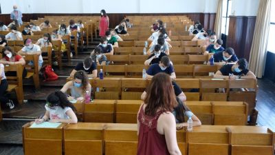 Estudiantes, ante una de las pruebas de la EvAU 2021 en la Universidad de Zaragoza.
