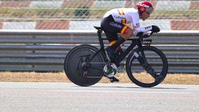 Eduardo Santas, sobre la bicicleta. Imagen: Real Federación Española de Ciclismo