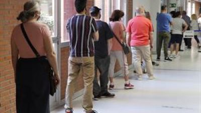 fila de vacunación