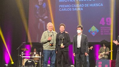 Momento de entrega del premio Ciudad de Huesca ‘Carlos Saura’ a Míchel Franco, de manos del propio Saura y del alcalde, Luis Felipe