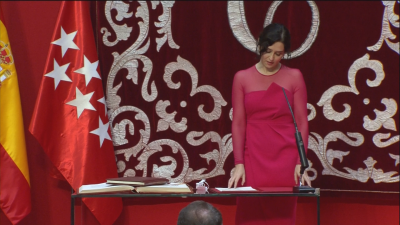 Isabel Díaz Ayuso promete el cargo de presidenta.