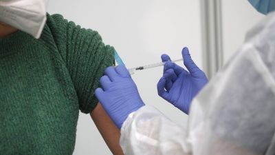 Una sanitaria pone una dosis de la vacuna contra la covid