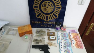Efectos intervenidos en la vivienda del detenido. Foto (Policía Nacional)