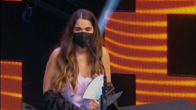 Anajú con su premio a la mejor solista.
