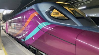Un tren AVLO a su paso por la estación de Sants, Barcelona (EP).