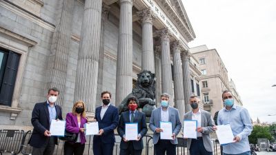 Los populares altoaragoneses se han desplazado a Madrid para registrar la iniciativa en el Congreso.