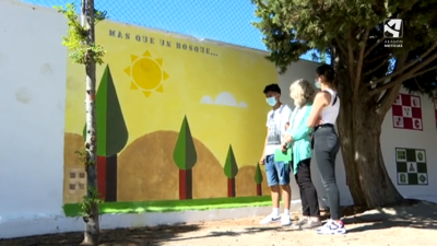 Alumnos y personal docente en el patio del IES María Moliner de Zaragoza.