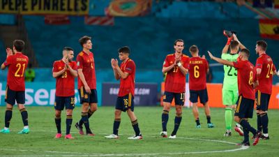 Los jugadores de la selección aplauden.  Imagen: Twitter Selección española.