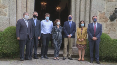 La vicepresidenta Carmen Calvo, en el centro, con el resto de autoridades en el Pazo de Meirás.