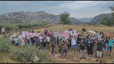 Manifestación de los vecinos de Cuevas de Cañart en las inmediaciones de la antena inoperativa.