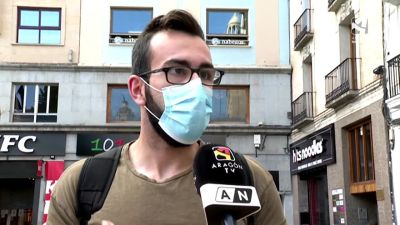 Un ciudadano continúa llevando la mascarilla en el exterior.