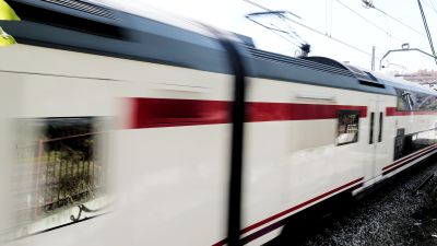 Un tren Renfe en una las vías de una estación (EP).