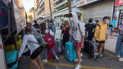 Varios jóvenes cogen un autobús a su salida del hotel Palma Bellver.