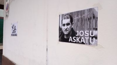 Cartel de apoyo a Josu Ternera en su pueblo natal, Ugao-Miraballes (EP).