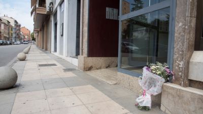 Flores en el portal del edificio en el que vivía la víctima.