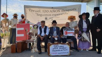 Varios de los turolenses que han reclamado un "tren digno".