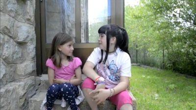 Dos niñas vecinas de Griegos, en una imagen del video promocional.