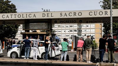 Reporteros gráficos frente a la puerta del hospital donde se encuentra ingresado el papa Francisco.