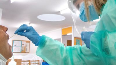 Una sanitaria, realizando un test PCR para detectar la COVID-19.