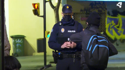 Un agente de la Policía Local de Zaragoza, en una actuación nocturna, en imagen de archivo.