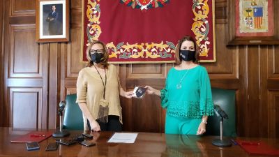 La consejera de Presidencia, Mayte Pérez, junto a la alcaldesa de Teruel, Emma Buj, durante la firma del convenio.
