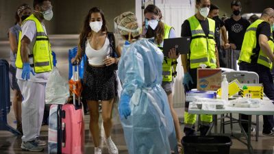 Jóvenes procedentes de zonas de veraneo como Salou (Tarragona), a su llegada a la estación de autobuses de Pamplona.
